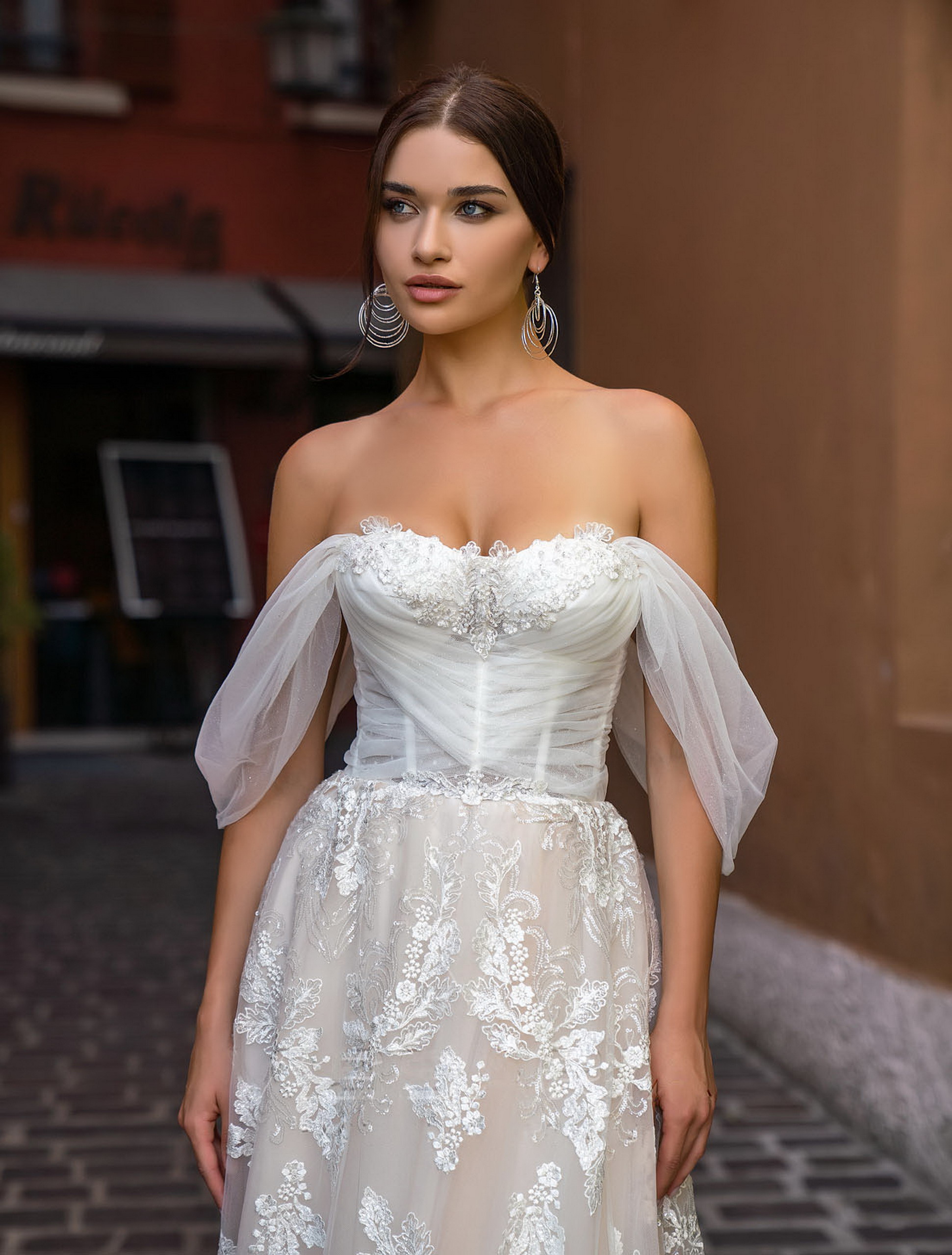 Skylar / Off-the-Shoulder Wedding Dress With Court Train | Cocobrides